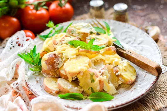 Картошка в сметане в духовке — классический рецепт с фото