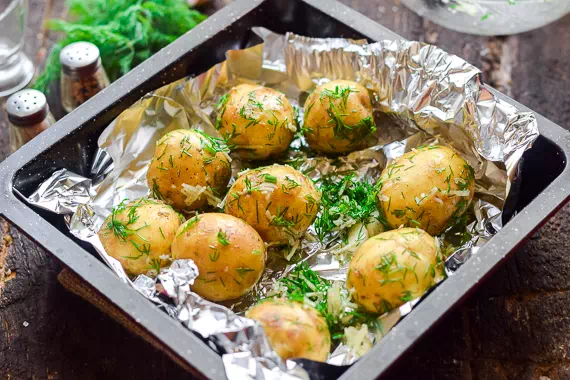 Картошка в духовке запеченная целиком - классический рецепт с фото