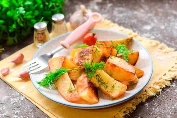 Картофель запеченный в духовке дольками — классический рецепт с фото