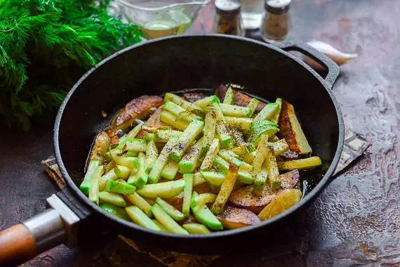Жареная картошка с кабачками на сковороде - простой рецепт с пошаговыми фото