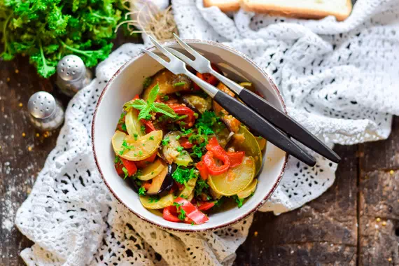 Тушеные овощи на сковороде - классический рецепт с фото