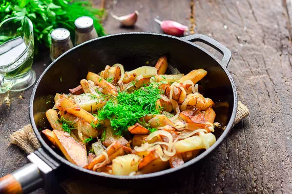 Жареная картошка с луком на сковороде – классический рецепт с пошаговыми фото