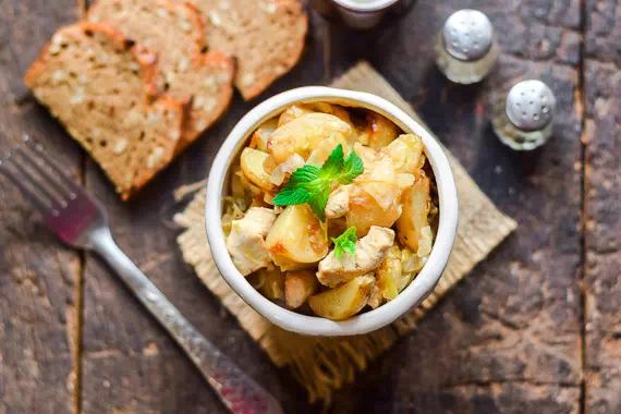 Вкуснейшая тушеная капуста с картошкой и курицей - очень простой пошаговый рецепт с фото 