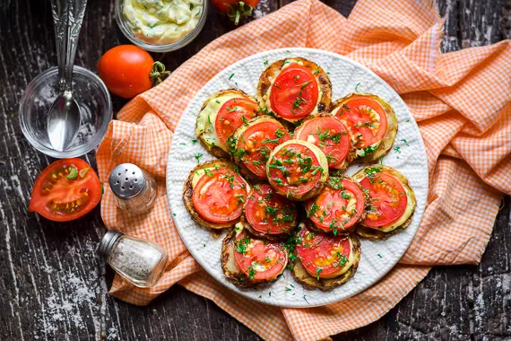 Хрустящие кабачки с помидорами и чесноком на сковороде - очень простой рецепт с пошаговыми фото