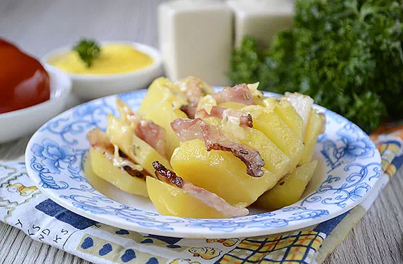Картошка-гармошка в духовке с беконом и сыром - простой рецепт с пошаговыми фото