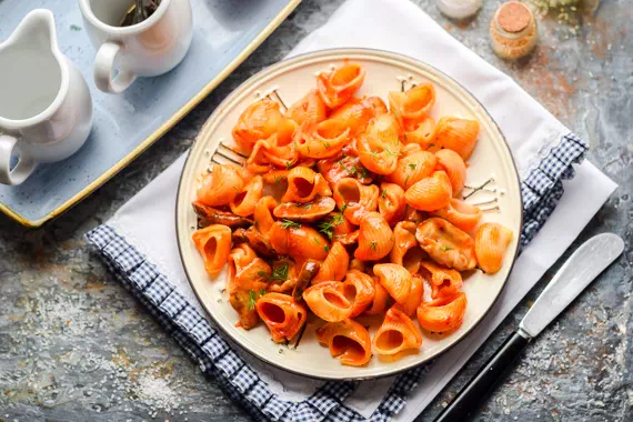 Макароны с грибами на сковороде в томатном соусе - очень быстрый рецепт с пошаговыми фото